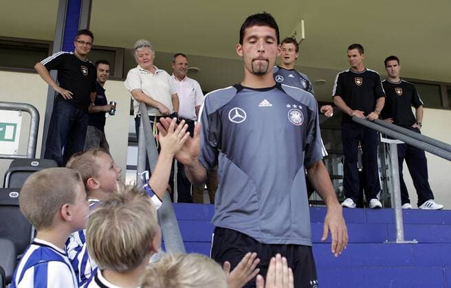 Abklatschen mit Kevin Kuranyi (Deutschland) - für diese Jungs geht ein Traum in Erfüllung Fußball Herren Nationalmannschaft 2005, Nationalteam, Training, Gruppe Berlin