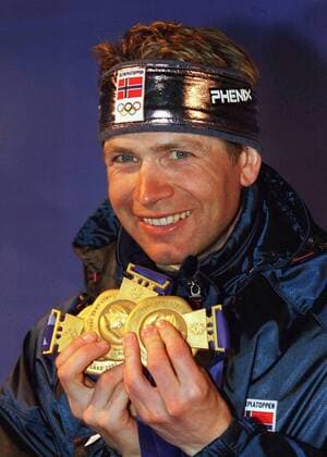 Ole Einar Björndalen (Norwegen) - Der Olympiasieger 2002 präsentiert seine drei Goldmedaillen -  Biathlon OS Winter Herren Olympische Winterspiele 2002, Olympia, Olympiade, Spiele Porträt Salt Lake City Utah Freude,