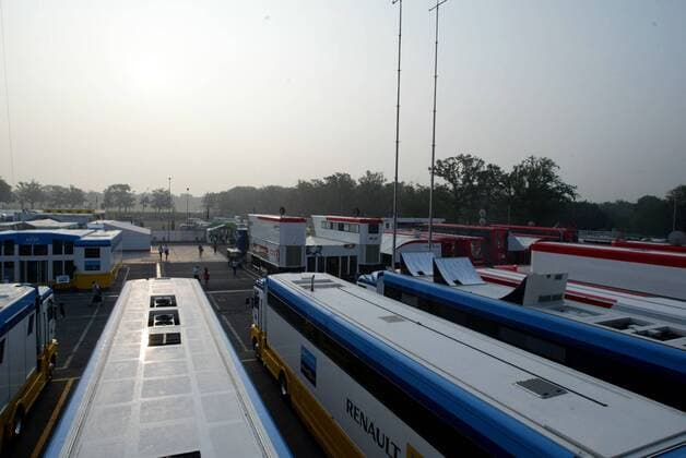 Blick über die Teamtrucks von Renault im Fahrerlager des Autodromo Nazionale di Monza Motorsport Grand Prix Herren Großer Preis von Italien 2005, Formel 1 Weltmeisterschaft, F1, F, GP, WM Totale Autodromo Nazionale Monza