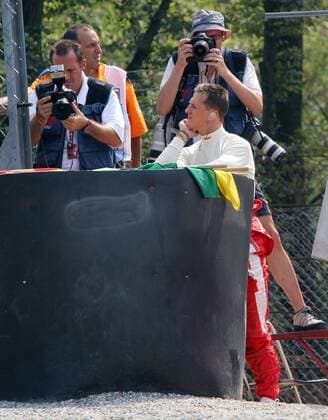 Michael Schumacher (Deutschland Ferrari li.) grübelt im Visier zweier Sportfotografen über die Gründe seines Unfalls Motorsport Grand Prix Herren Großer Preis von Italien 2005, Formel 1 Weltmeisterschaft, F1, F, GP, WM, Vdig Gruppe Monza Nachdenklichkeit,