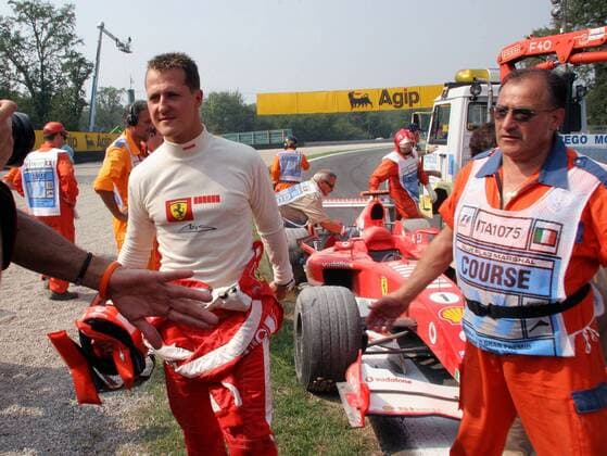 Michael Schumacher (Deutschland Ferrari) läßt seinen Boliden nach einem Trainingsunfall abtransportieren Motorsport Grand Prix Herren Großer Preis von Italien 2005, Formel 1 Weltmeisterschaft, F1, F, GP, WM, Vdig Gruppe Monza