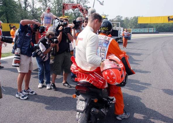 Michael Schumacher (Deutschland Ferrari) wird nach einem Trainingsunfall mit einem Motorroller abgeholt Motorsport Grand Prix Herren Großer Preis von Italien 2005, Formel 1 Weltmeisterschaft, F1, F, GP, WM, Vdig Gruppe Monza