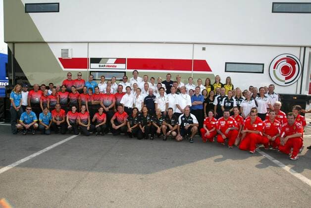 Gruppenfoto der Motorhome Mitarbeiter der Formel 1 Teams in Monza Motorsport Grand Prix Herren Großer Preis von Italien 2005, Formel 1 Weltmeisterschaft, F1, F, GP, WM, Vdig Totale Monza