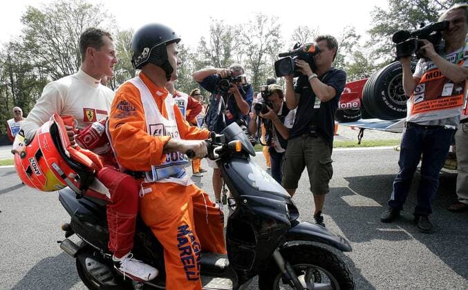 Michael Schumacher (Deutschland Ferrari) wird nach einem Trainigsunfall mit einem Motorroller abgeholt Motorsport Grand Prix Herren Großer Preis von Italien 2005, Formel 1 Weltmeisterschaft, F1, F, GP, WM, Vdig Gruppe Monza