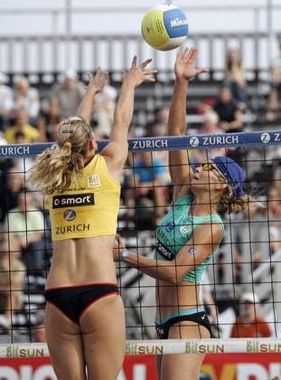 Stephanie Pohl (re.) - Schmetterball gegen Sara Goller (Deutschland) Beachvolleyball Damen Zürich Masters 2005, Zurich, Zuerich, Beach Gruppe Timmendorfer Strand Timmendorf Dynamik,