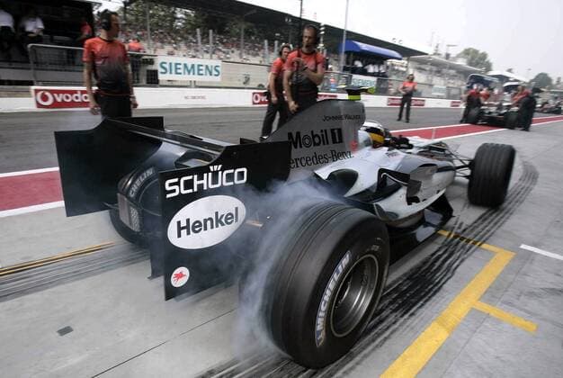 Juan Pablo Montoya (Kolumbien McLaren Mercedes) lässt ordentlich die Reifen qualmen Motorsport Grand Prix Herren Großer Preis von Italien 2005, Formel 1 Weltmeisterschaft, F1, F, GP, WM, Freies Training Gruppe Monza