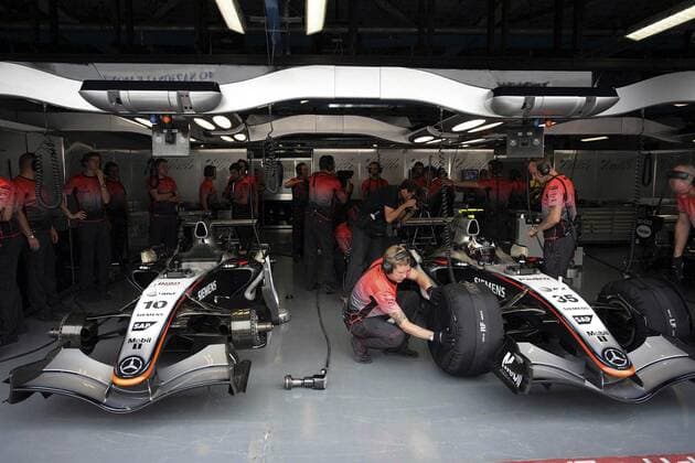 In der Box wird an den Boliden von Juan Pablo (Kolumbien, re.) und Testfahrer Pedro de la Rosa (Spanien beide McLaren Mercedes) gearbeitet Motorsport Grand Prix Herren Großer Preis von Italien 2005, Formel 1 Weltmeisterschaft, F1, F, GP, WM, Freies Training Totale Monza