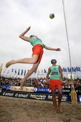 Jan Günther (li.) - Schmetterball, daneben Sebastian Prüsener (beide Deutschland) Beachvolleyball LM Herren Deutsche Meisterschaft 2005, Zuerich, Zurich, Beach, Landesmeisterschaft, Zürich Masters, DM Gruppe Timmendorfer Strand Timmendorf Dynamik, Höhe