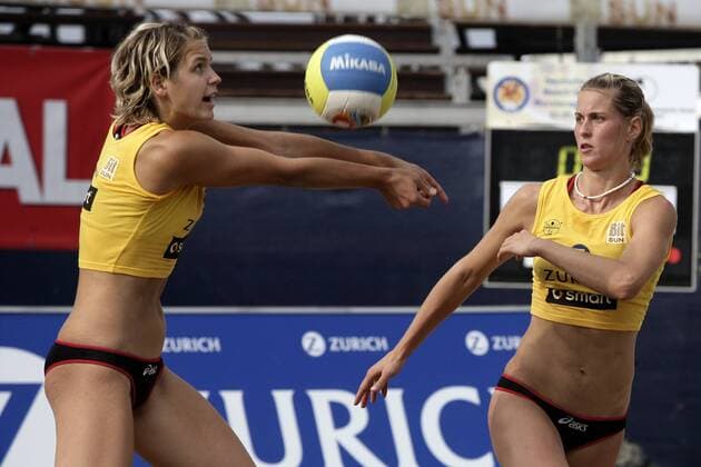 Laura Ludwig (li.) Zuspiel auf Sara Goller (beide Deutschland) Beachvolleyball LM Damen Deutsche Meisterschaft 2005, Zuerich, Zurich, Beach, Landesmeisterschaft, Zürich Masters, DM Gruppe Timmendorfer Strand Timmendorf Dynamik,