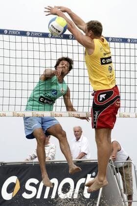 Hannes Ambelang (li.) - Schmetterball gegen den Block von Marcus Popp (beide Deutschland) Beachvolleyball LM Herren Deutsche Meisterschaft 2005, Zuerich, Zurich, Beach, Landesmeisterschaft, Zürich Masters, DM Gruppe Timmendorfer Strand Timmendorf Dynamik,