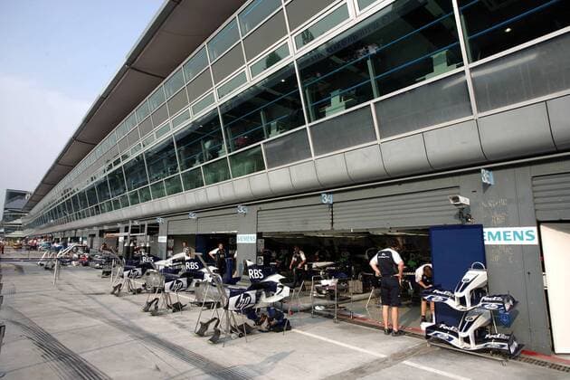 Reges Treiben in der Box von BMW Williams - die Boliden werden montiert, die Chassisabdeckungen stehen vor den Boxentoren bereit Motorsport Grand Prix Herren Großer Preis von Italien 2005, Formel 1 Weltmeisterschaft, F1, F, GP, WM Totale Autodromo Nazionale Monza o0 Vorbereitung Vorbereitungen