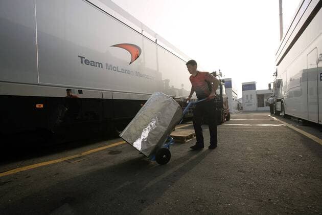 Ein Mechaniker von McLaren Mercedes beim Entladen eines Teamtrucks im Fahrerlager Motorsport Grand Prix Herren Großer Preis von Italien 2005, Formel 1 Weltmeisterschaft, F1, F, GP, WM Einzelbild Autodromo Nazionale Monza