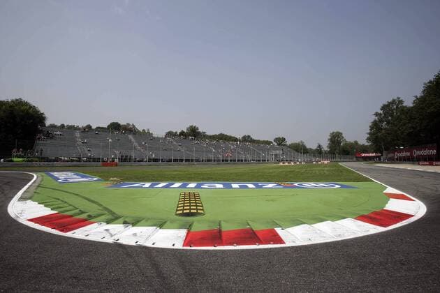 Die kurveninneren Randsteine der Prima Variante Schikane werden von den Piloten gern überfahren Motorsport Grand Prix Herren Großer Preis von Italien 2005, Formel 1 Weltmeisterschaft, F1, F, GP, WM Totale Autodromo Nazionale Monza Leere,