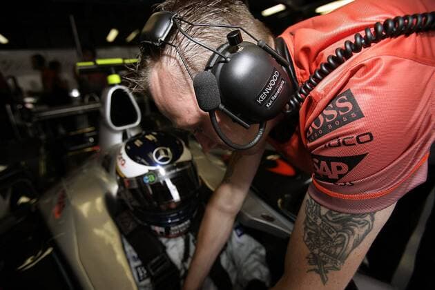 Mechaniker Kari Ramenranta (Finnland) schnallt Testfahrer Pedro de la Rosa (Spanien beide McLaren Mercedes) im Cockpit seines Boliden an Motorsport Grand Prix Herren Großer Preis von Italien 2005, Formel 1 Weltmeisterschaft, F1, F, GP, WM Gruppe Autodromo Nazionale Monza