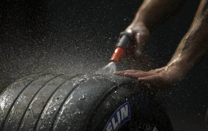 Die Lauffläche eines Reifens wird mit einem Wasserstrahl gereinigt Motorsport Grand Prix Herren Großer Preis von Italien 2005, Formel 1 Weltmeisterschaft, F1, F, GP, WM Einzelbild Autodromo Nazionale o0 Detail Monza