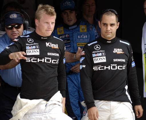 Kimi Räikkönen (Finnland, li.) und Juan Pablo Montoya (Kolumbien beide McLaren Mercedes) sind über die beiden ersten Startplätze für das sonntägliche Rennen zufrieden Motorsport Grand Prix Herren Großer Preis von Italien 2005, Formel 1 Weltmeisterschaft, F1, F, GP, WM, Qualifying Gruppe Autodromo Nazionale Monza