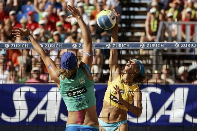 Danja Müsch (VC Olympia Berlin Deutschland, re.) - Schmetterball gegen Stephanie Pohl (Hamburger SV Deutschland) Beachvolleyball LM Damen Deutsche Meisterschaft 2005, Landesmeisterschaft, DM, Zürich, Zurich, Zuerich, Beach, Masters Gruppe Timmendorfer Strand, Finale, Endspiel Timmendorf Dynamik,