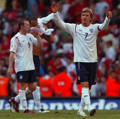 David Beckham (England) jubelt den Anhängern zu -  Fußball Länderspiel Herren Weltmeisterschaftsqualifikation 2005, Nationalmannschaft, Nationalteam, Länderspiel, Qualifikation Einzelbild Nationaltrikot Cardiff Freude,