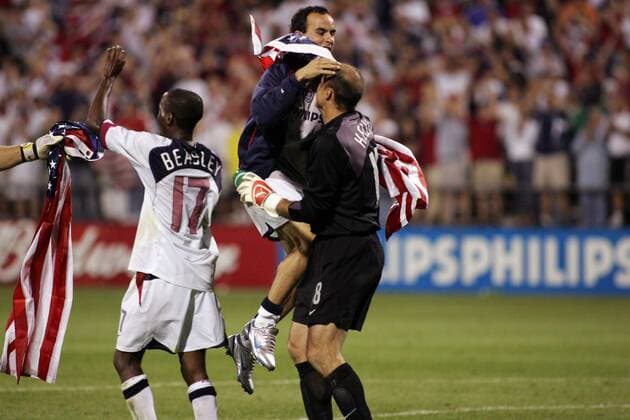 Schlussjubel USA, v.li.: DaMarcus Beasley, Landon Donovan und Torwart Kasey Keller - (Icon9183578) Fußball Länderspiel Herren Weltmeisterschaftsqualifikation 2005, Länderspiel, Qualifikation, Nationalmannschaft, Nationalteam Gruppe Columbus Ohio Begeisterung, Freude, EDITORIAL USE ONLY