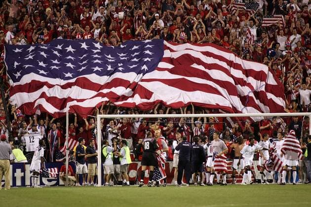 Die amerikanischen Fans feiern den Sieg ihres Teams mit einer überdimensionalen Nationalflagge - (Icon9183584) Fußball Länderspiel Herren Weltmeisterschaftsqualifikation 2005, Länderspiel, Qualifikation, Nationalmannschaft, Nationalteam Totale stars and stripes Columbus Ohio Begeisterung, Freude, EDITORIAL USE ONLY