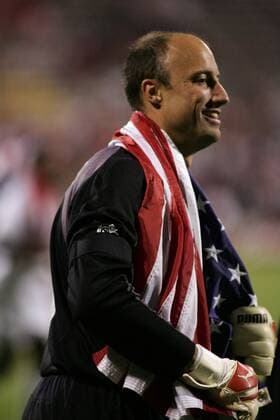 Torwart Kasey Keller (USA) jubelt mit einer amerikanischen Nationalflagge - (Icon9183588) Fußball Länderspiel Herren Weltmeisterschaftsqualifikation 2005, Länderspiel, Qualifikation, Nationalmannschaft, Nationalteam Einzelbild stars and stripes Columbus Ohio Begeisterung, Freude, EDITORIAL USE ONLY
