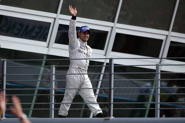 Sieger Juan Pablo Montoya (Kolumbien McLaren Mercedes) winkt den Zuschauern Motorsport Grand Prix Herren Großer Preis von Italien 2005, Formel 1 Weltmeisterschaft, F1, F, GP, WM Einzelbild Monza Freude,