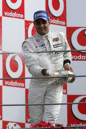 Siegerehrung nach dem GP von Italien 2005: Juan Pablo Montoya (Kolumbien McLaren Mercedes) feiert seinen Sieg mit der obligatorischen Sektdusche Motorsport Grand Prix Herren Großer Preis von Italien 2005, Formel 1 Weltmeisterschaft, F1, F, GP, WM Einzelbild Monza Freude, Begeisterung,