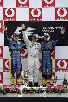 Siegerehrung GP von Italien 2005: Sieger Juan Pablo Montoya (Kolumbien McLaren Mercedes, Mitte) zwischen Fernando Alonso (Spanien, li.) und Giancarlo Fisichella (Italien beide Renault) Motorsport Grand Prix Herren Großer Preis von Italien 2005, Formel 1 Weltmeisterschaft, F1, F, GP, WM Gruppe Monza