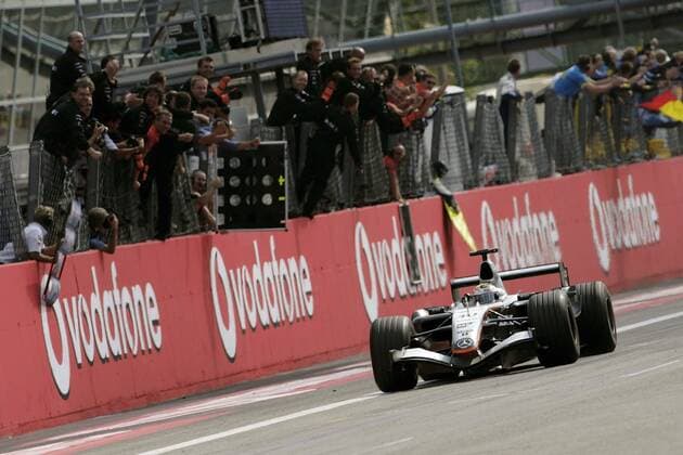 Sieger Juan Pablo Montoya (Kolumbien McLaren Mercedes) auf der Zielgeraden, li. steht seine gesamte Crew an der Absperrung, um den Moment des Triumphes nicht zu verpassen Motorsport Grand Prix Herren Großer Preis von Italien 2005, Formel 1 Weltmeisterschaft, F1, F, GP, WM Einzelbild Monza Freude, Begeisterung,