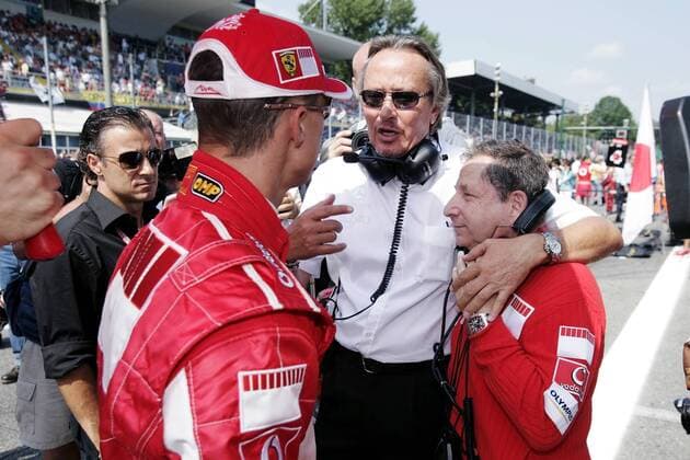 McLaren Mitinhaber Mansour Ojjeh (Saudi Arabien, Mitte) umarmt Teamchef Jean Todt (re, beide Frankreich), daneben Michael Schumacher (Deutschland beide Ferrari) Motorsport Grand Prix Herren Großer Preis von Italien 2005, Formel 1 Weltmeisterschaft, F1, F, GP, WM Gruppe Monza