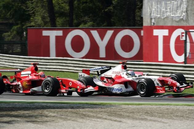 Jarno Trulli (Italien Toyota, re.) überholt Michael Schumacher (Deutschland Ferrari) mit einem waghalsigen Manöver Motorsport Grand Prix Herren Großer Preis von Italien 2005, Formel 1 Weltmeisterschaft, F1, F, GP, WM Gruppe Monza Dynamik, Kampf,