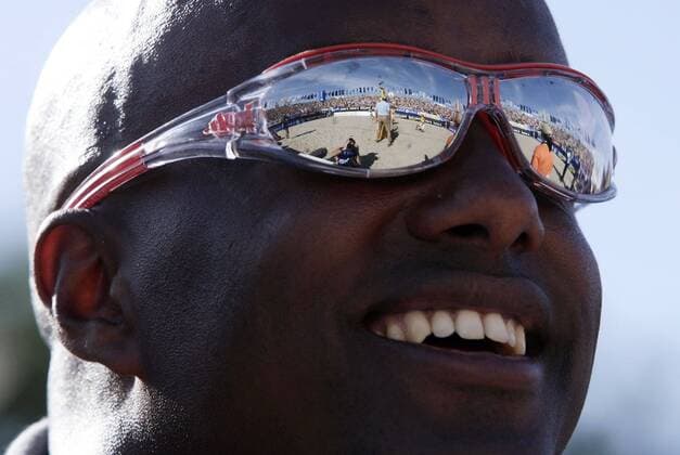 In der Sonnenbrille von Moderator Yared Terfa Dibaba spiegelt sich das Geschehen auf dem Centre Court Beachvolleyball LM Herren Deutsche Meisterschaft 2005, Landesmeisterschaft, DM, Zürich, Zurich, Zuerich, Beach Porträt Timmendorfer Strand Timmendorf