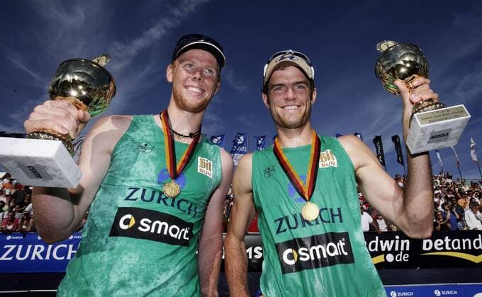 Jonas Reckermann (li.) und Markus Dieckmann (beide Moerser SC Deutschland) gewinnen die Deutsche Meisterschaft 2005 und präsentieren ihre Pokale Beachvolleyball LM Herren Deutsche Meisterschaft 2005, Landesmeisterschaft, DM, Zürich, Zurich, Zuerich, Beach Gruppe Timmendorfer Strand Timmendorf Begeisterung, Freude,