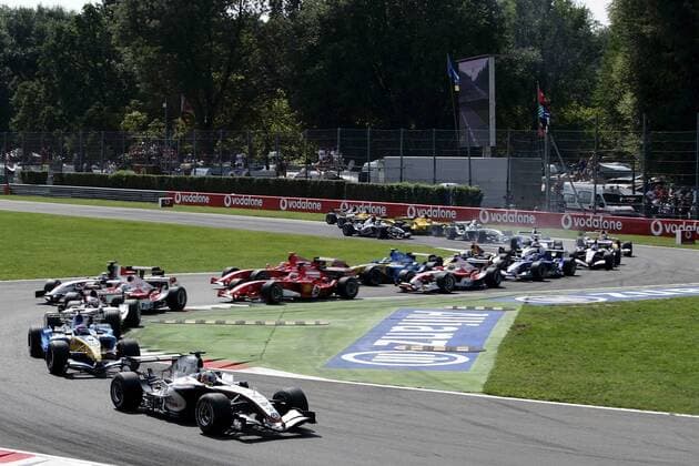 GP von Italien 2005: Juan Pablo Montoya (Kolumbien McLaren Mercedes) führt das Fahrerfeld durch die ersten Kurven Motorsport Grand Prix Herren Großer Preis von Italien 2005, Formel 1 Weltmeisterschaft, F1, F, GP, WM Totale Monza