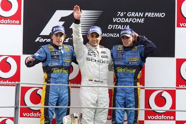 Siegerehrung GP von Italien 2005: Sieger Juan Pablo Montoya (Kolumbien McLaren Mercedes, Mitte) zwischen Fernando Alonso (Spanien, li.) und Giancarlo Fisichella (Italien beide Renault) Motorsport Grand Prix Herren Großer Preis von Italien 2005, Formel 1 Weltmeisterschaft, F1, F, GP, WM Gruppe Monza Freude,