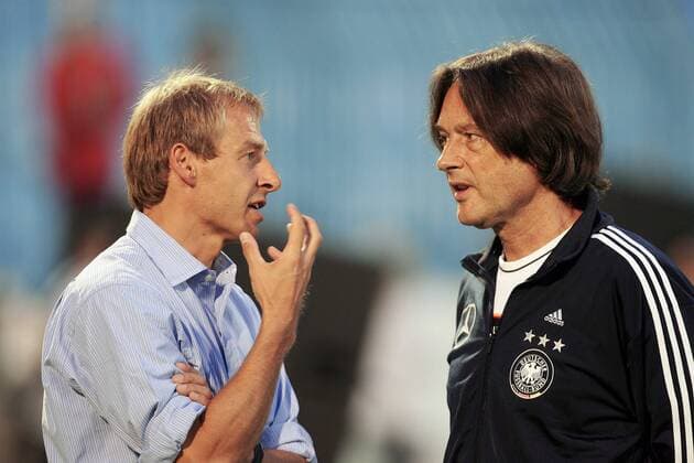 Bundestrainer Jürgen Klinsmann (li.) im Gespräch mit Mannschaftsarzt Dr. Hans Wilhelm Müller Wohlfahrt (Deutschland) Fußball Länderspiel Herren Freundschaftsspiel 2005, Länderspiel, Test, Testspiel, Nationalmannschaft, Nationalteam, Vdig Gruppe Bratislava