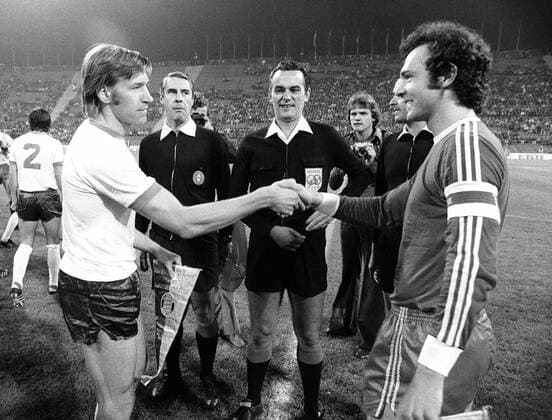 Victor Kolotov (Dynamo Kiew, li.) und Franz Beckenbauer (Bayern, re.) bei der Begrüßung Fußball Herren UEFA Supercup 1974 1975, Super Cup, Europapokal, Europacup, FC Bayern München - Dynamo Kiev 0:1 Gruppe München Harmonie,