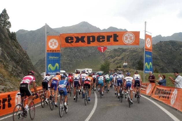 Ein Grupetto erreicht bei der 10. Etappe der Vuelta den erleichternden letzten Kilometer -  Radsport Herren Vuelta a Espana 2005, Spanienrundfahrt, ProTour, Straßenradsport, Straße, Rad, Vdig Totale 10 Etappe: La Vall d En Bas - Ordino Arcalis