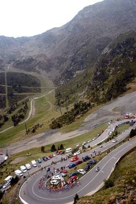 Das Teilnehmerfeld der Vuelta schlängelt sich auf der 10. Etappe eine Serpentine nach Ordino Arcalis hinauf -  Radsport Herren Vuelta a Espana 2005, Spanienrundfahrt, ProTour, Straßenradsport, Straße, Rad, Vdig Totale o0 Sportstätte, Andorra 10 Etappe: La Vall d En Bas - Ordino Arcalis