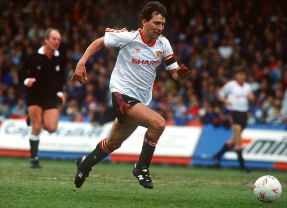 Bryan Robson (Manchester United) am Ball -  Fußball Herren English First Division 1988 1989, 1. Englische Liga, Manchester United, ManU Einzelbild London Dynamik,