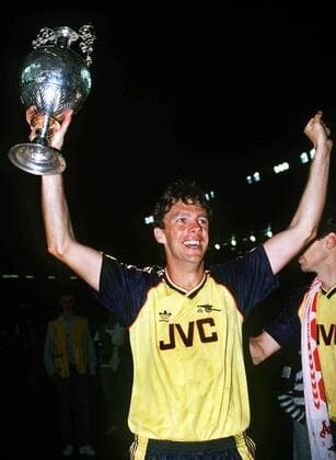 David O Leary (Arsenal) jubelt mit dem Pott -  Fußball Herren English First Division 1988 1989, 1. Englische Liga, Arsenal FC London Einzelbild Liverpool Glück, Freude, Begeisterung,