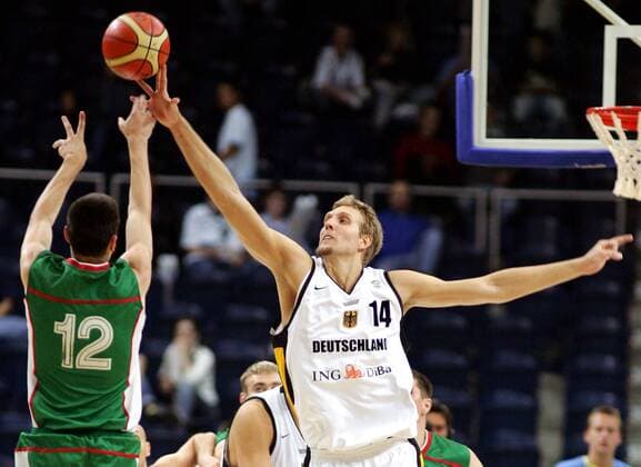 Dirk Nowitzki (Deutschland, re.) blockt den Korbwurf von Uladzimir Charko (Weißrußland) Basketball Länderspiel Herren Supercup 2005, Super Cup, Nationalmannschaft, Nationalteam, Nationaltrikot Gruppe Aufmacher Braunschweig Dynamik,