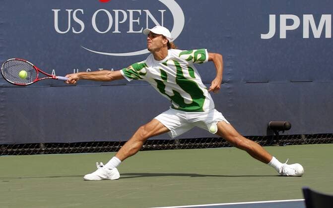 Gustavo Kuerten (Brasilien) streckt sich nach dem Ball Tennis Herren US Open 2005, Grand Slam, ATP Tour, Hartplatz, Hardcourt, Hartplatztennis, Hartplatzturnier Einzelbild Flushing Meadow, Meadows New York Dynamik,