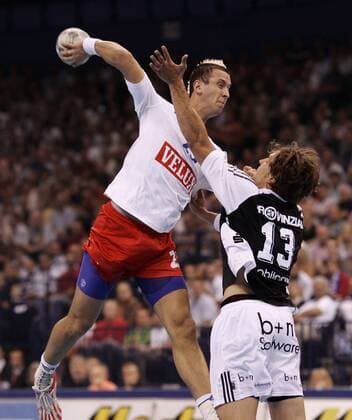 Pascal Hens (HSV) - Sprungwurf, re. Marcus Ahlm (Kiel) Handball 1. BL Herren Saison 2005 2006, HSV Hamburg - THW Kiel 20:23 Gruppe Hamburg Dynamik,