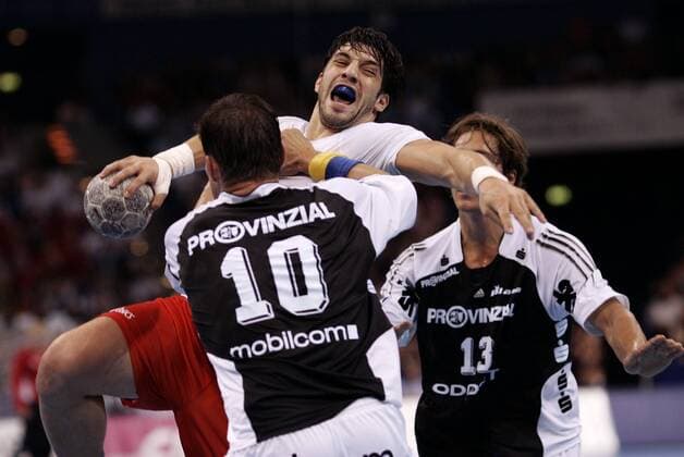 Bertrand Gille (HSV, hi.) gegen Stefan Lövgren (Kiel) Handball 1. BL Herren Saison 2005 2006, HSV Hamburg - THW Kiel 20:23 Gruppe Hamburg