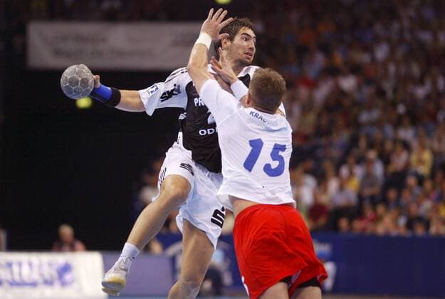 Nikola Karabatic (Kiel, li.) gegen Guillaume Gille (Hamburg) Handball 1. BL Herren Saison 2005 2006, HSV Hamburg - THW Kiel 20:23 Gruppe Hamburg Dynamik,