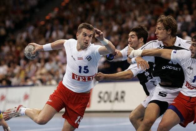 Guillaume Gille (HSV, li.) - Torwurf Handball 1. BL Herren Saison 2005 2006, HSV Hamburg - THW Kiel 20:23 Gruppe Hamburg Dynamik,