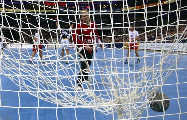Torwart Goran Stojanovic (Hamburg) kann den Ball nur noch aus dem Tornetz holen Handball 1. BL Herren Saison 2005 2006, HSV Hamburg Gruppe Hamburg