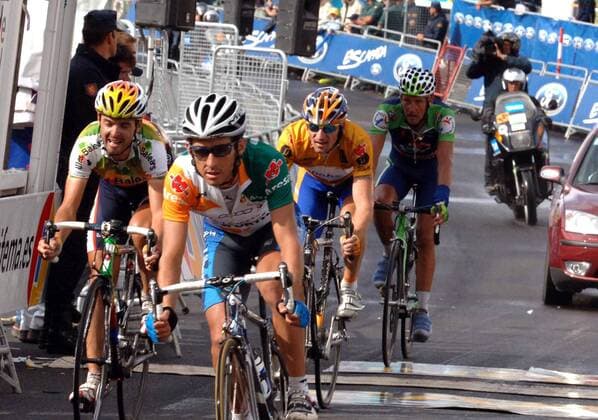 Zieldurchfahrt nach der 11. Etappe, v.li.: Francisco Mancebo (Illes Balears), Roberto Heras (Liberty Seguros beide Spanien), Denis Menchov (Rußland Rabobank) und Carlos Garcia Quesada (Spanien Comunidad Valenciana) -  Radsport Herren Vuelta a Espana 2005, Spanienrundfahrt, Straßenradsport, Straße, Rad, ProTour Gruppe 11. Etappe: Andorra - Aramon Cerler