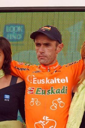 Etappensieger Roberto Laiseka (Spanien Euskaltel Euskadi) bei der Siegerehrung nach der 11. Etappe der Vuelta 2005 -  Radsport Herren Vuelta a Espana 2005, Spanienrundfahrt, Straßenradsport, Straße, Rad, ProTour Einzelbild 11. Etappe: Andorra - Aramon Cerler